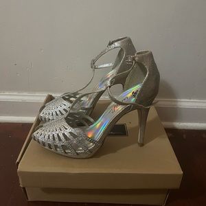 Silver t-trap heels- flapper style